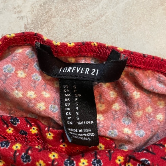 Forever 21 Red top with Flowers size Small - Picture 4 of 4